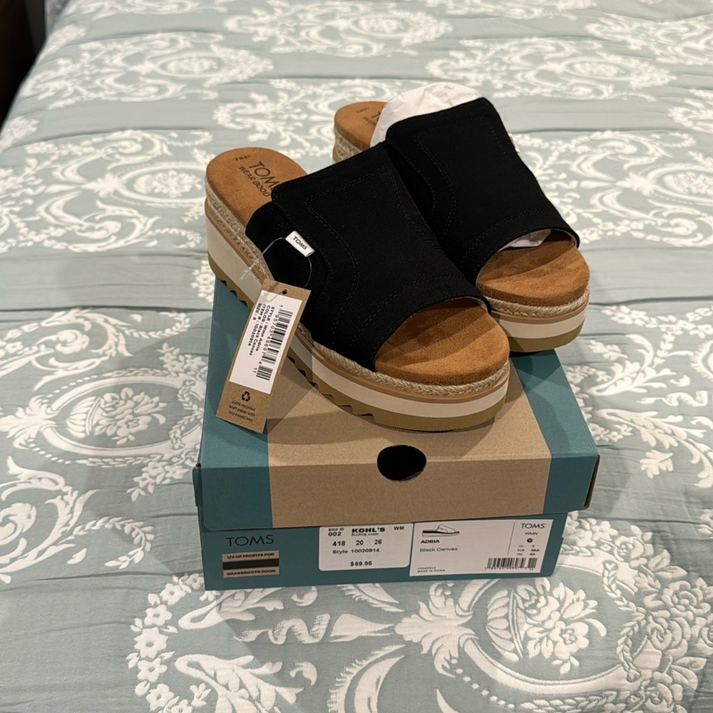 NWT TOMS sandals 6